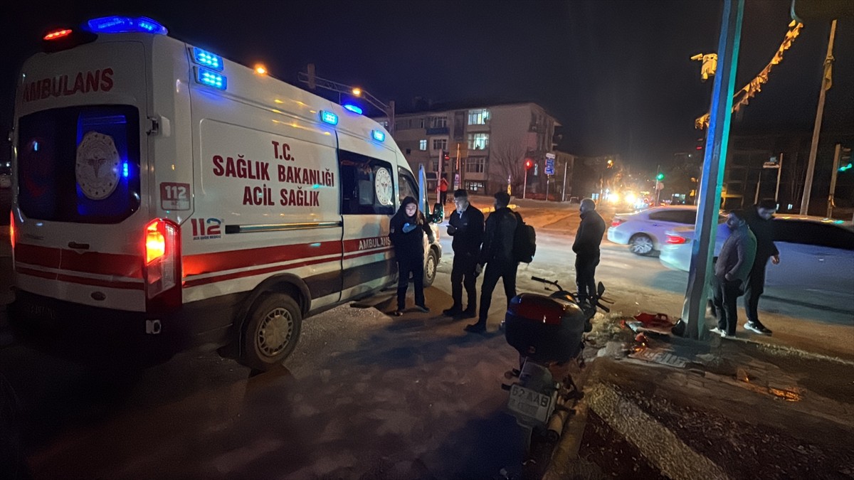 Elazığ'da motosikletin yayaya çarpması sonucu 1'i ağır 2 kişi yaralandı. Yaralılar, ambulansla...