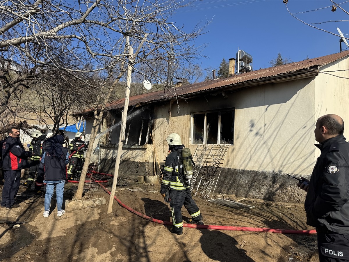 Elazığ'da müstakil evde çıkan yangında dumandan etkilenen 1 kişi hastaneye kaldırıldı.