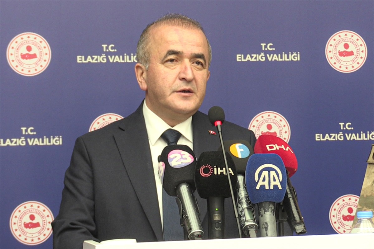 Elazığ Valisi Numan Hatipoğlu (ortada), Valilik Toplantı Salonu'nda düzenlenen "Huzur, Asayiş ve...