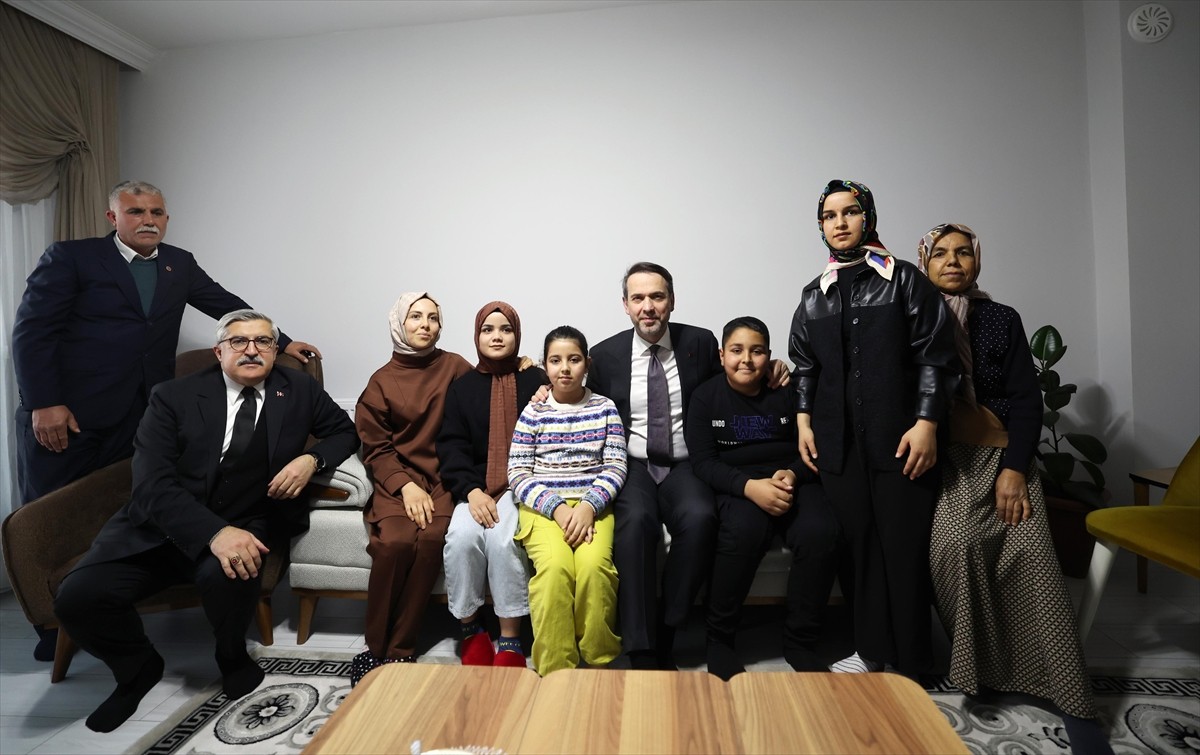 Enerji ve Tabii Kaynaklar Bakanı Alparslan Bayraktar, Hatay'ın Kırıkhan ilçesinde depremzede...