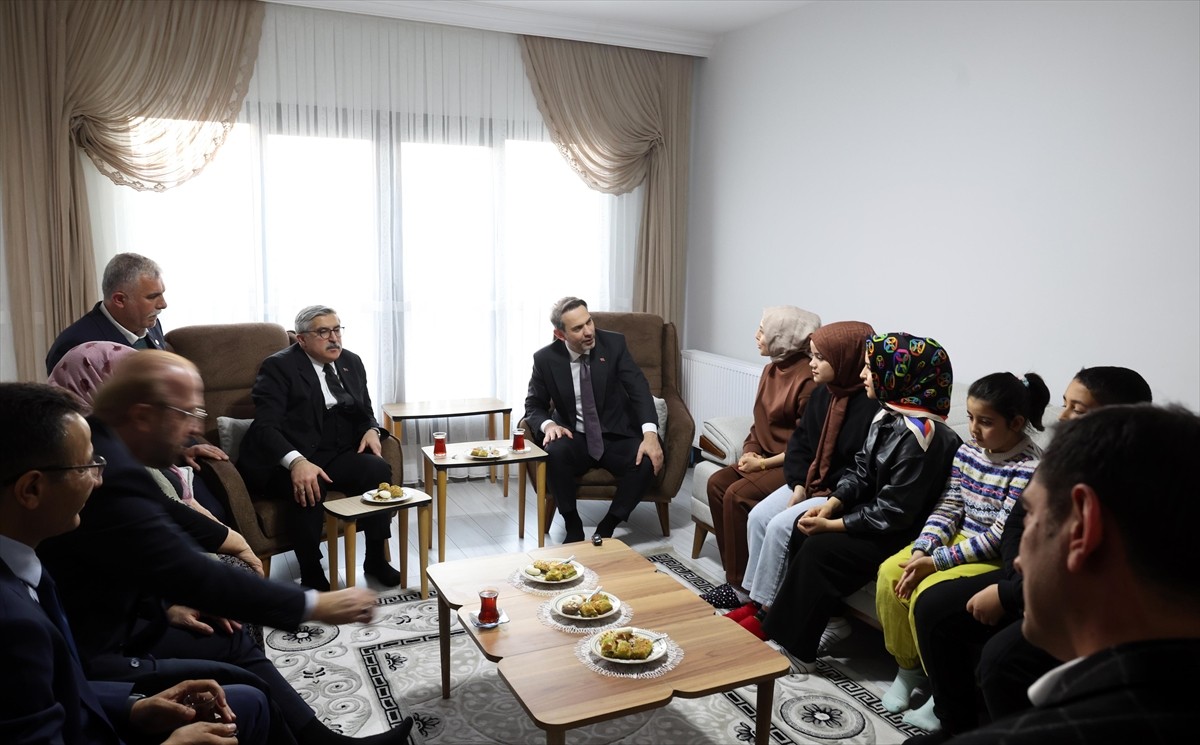 Enerji ve Tabii Kaynaklar Bakanı Alparslan Bayraktar, Hatay'ın Kırıkhan ilçesinde depremzede...