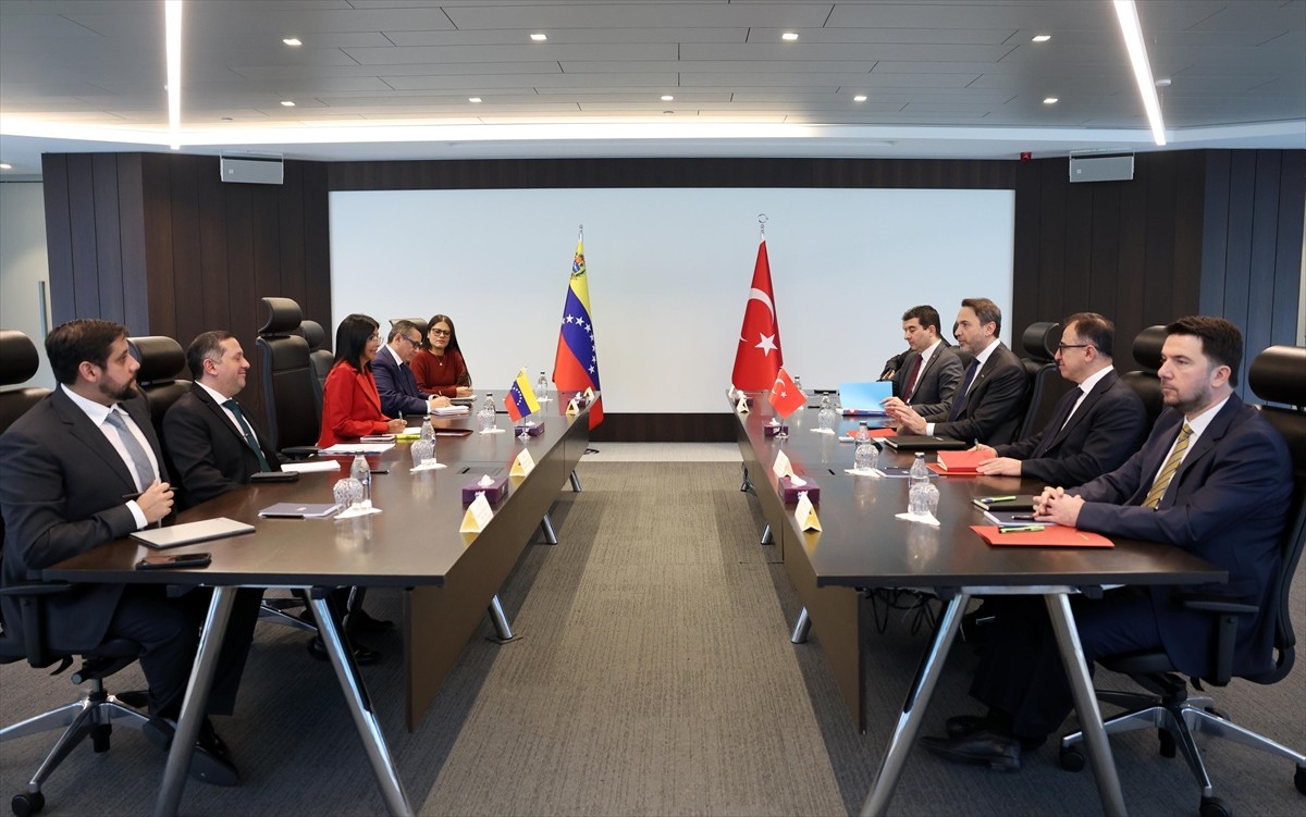 Enerji ve Tabii Kaynaklar Bakanı Alparslan Bayraktar (sağda), Venezuela Başkan Yardımcısı ve...