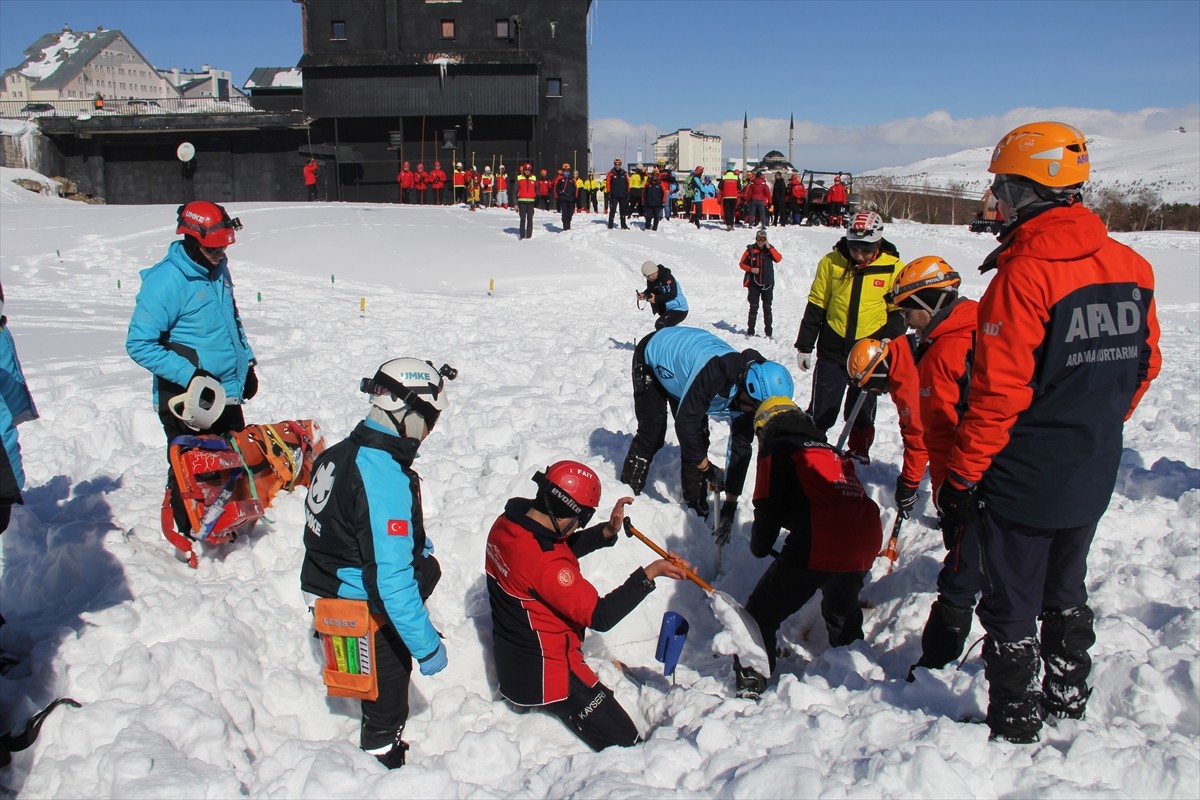 Erciyes Kayak Merkezinde 152 personelin katılımıyla "Erciyes 2025 Çığ Tatbikatı" gerçekleştirildi....