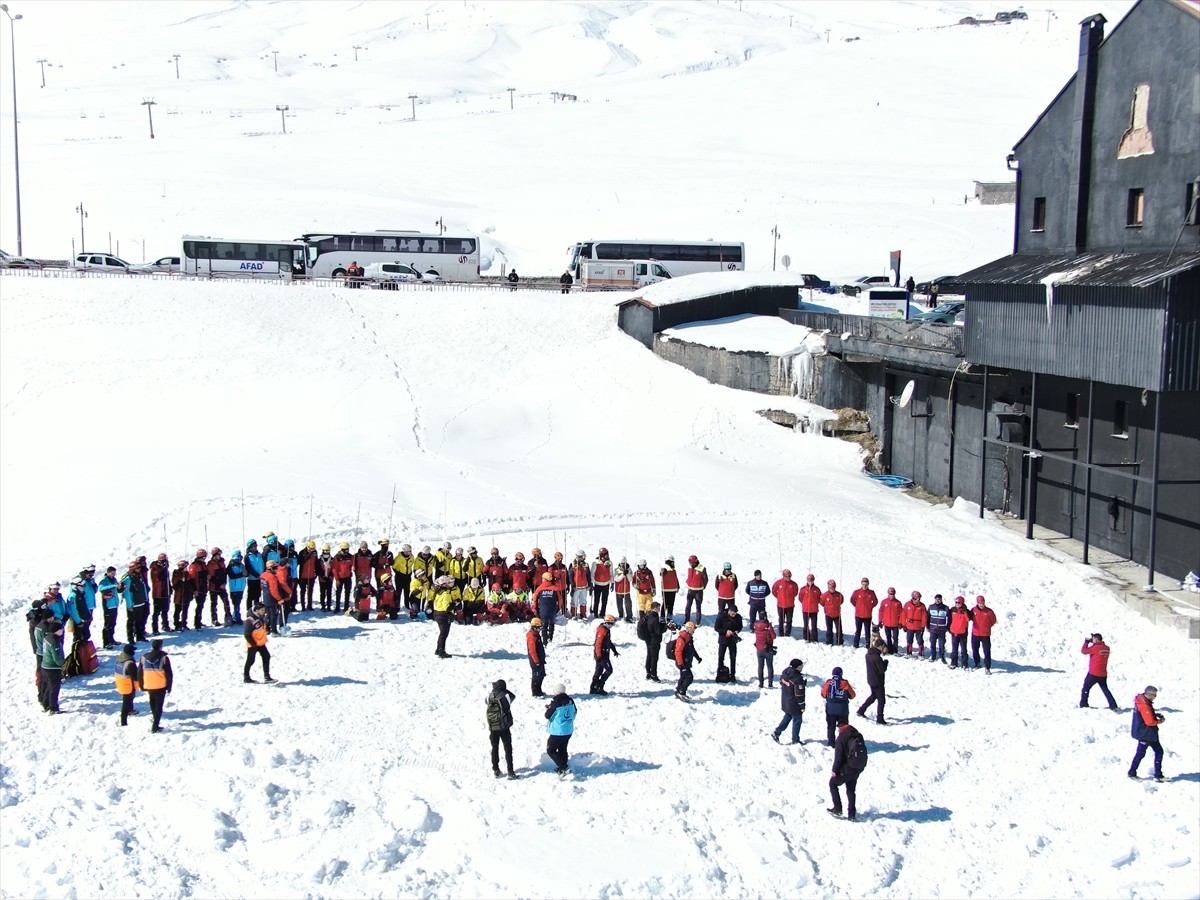 Erciyes Kayak Merkezinde 152 personelin katılımıyla "Erciyes 2025 Çığ Tatbikatı" gerçekleştirildi....