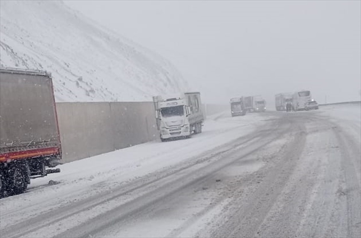 Erzincan'da kar yağışı nedeniyle kara yollarında ulaşım aksadı.