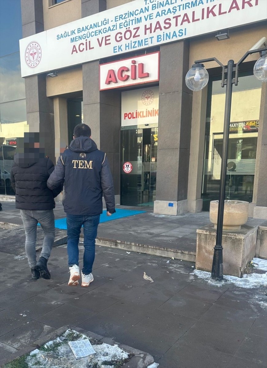 Erzincan'da sosyal medya üzerinden terör örgütü propagandası yaptığı iddiasıyla gözaltına alınan 2...