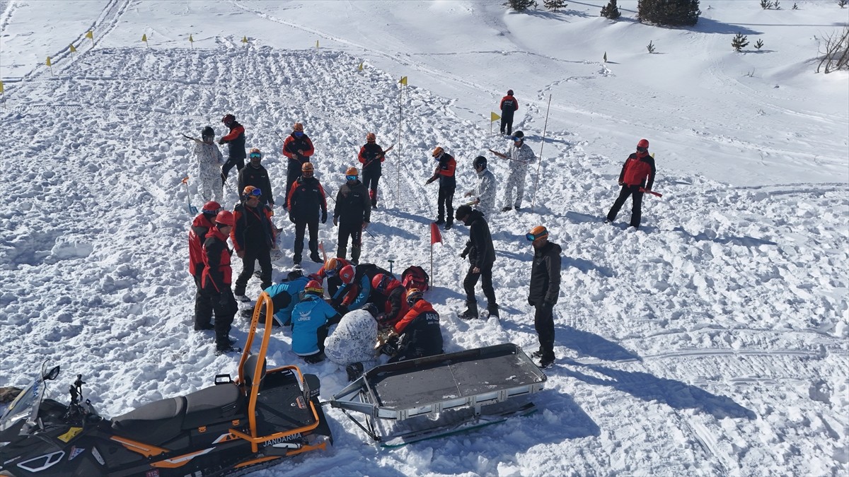 Erzincan'daki Ergan Dağı Kış Sporları ve Doğa Turizm Merkezi'nde, 40 personelin katılımıyla çığda...