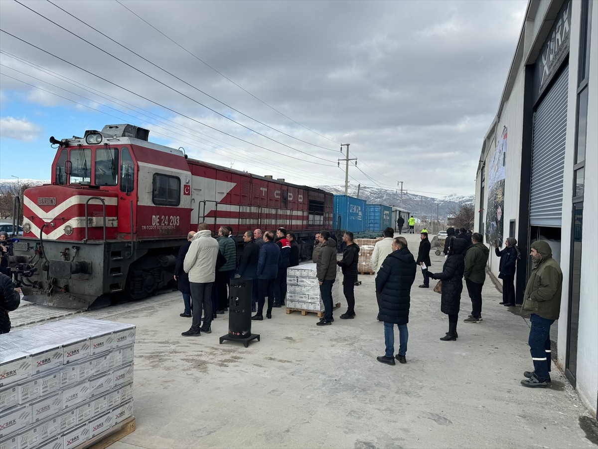 Erzincan Organize Sanayi Bölgesi'nde kapı ve pencere menteşesi üretimi yapan bir girişimci...