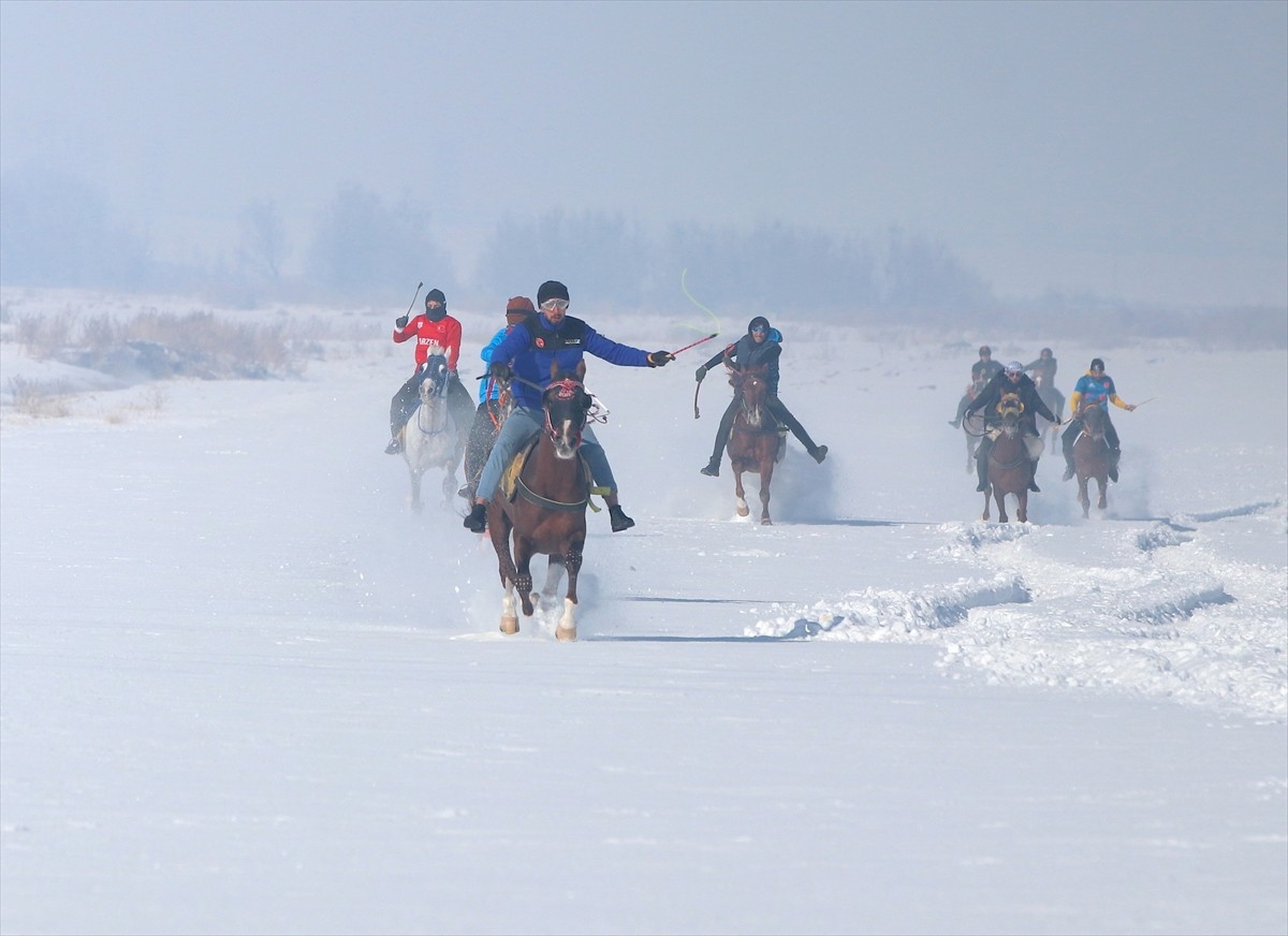 Erzurum'da 12 atın katılımıyla kar üstünde davullu-zurnalı "mahalli at yarışı" yapıldı....