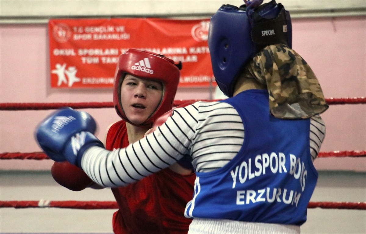 Erzurum'da eski milli takım boks antrenörlerin Ayhan Tunçkılıç anısına düzenlenen "Boks Turnuvası"...