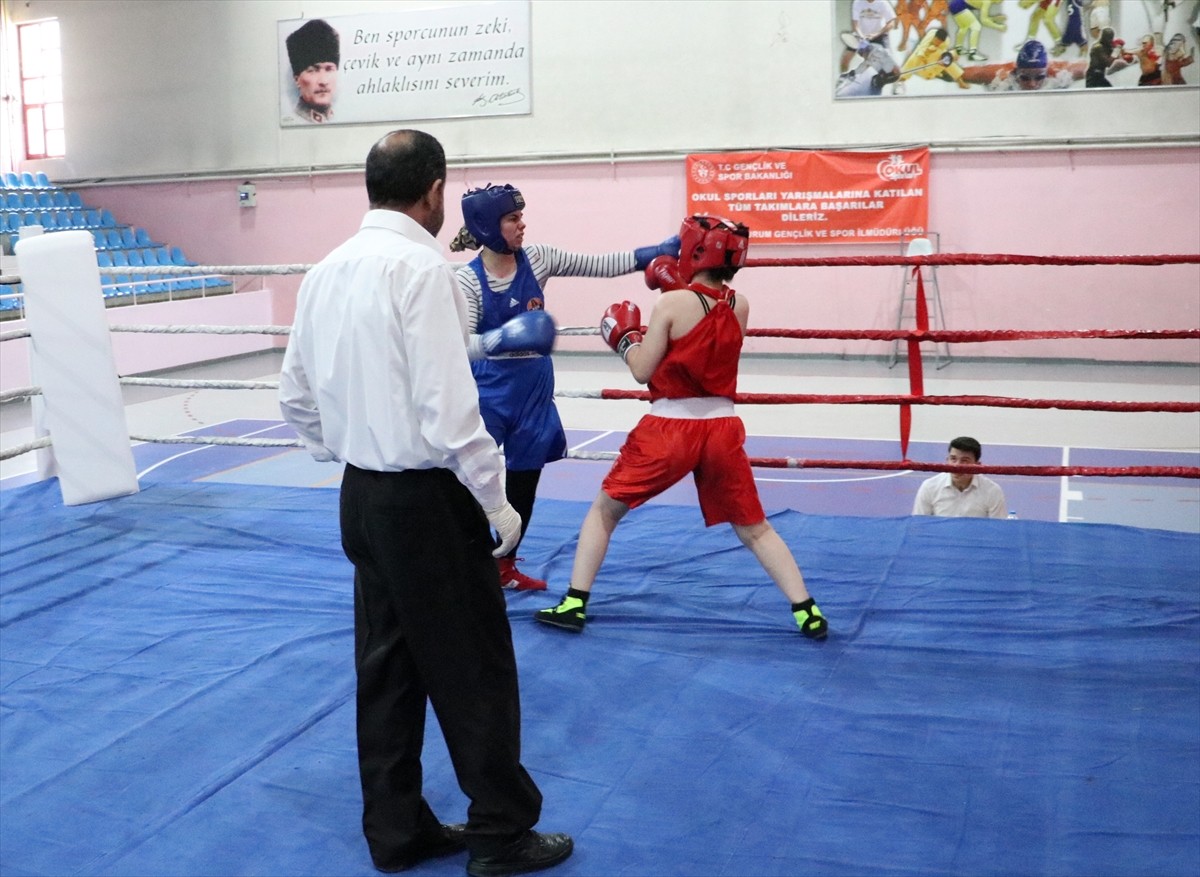 Erzurum'da eski milli takım boks antrenörlerin Ayhan Tunçkılıç anısına düzenlenen "Boks Turnuvası"...