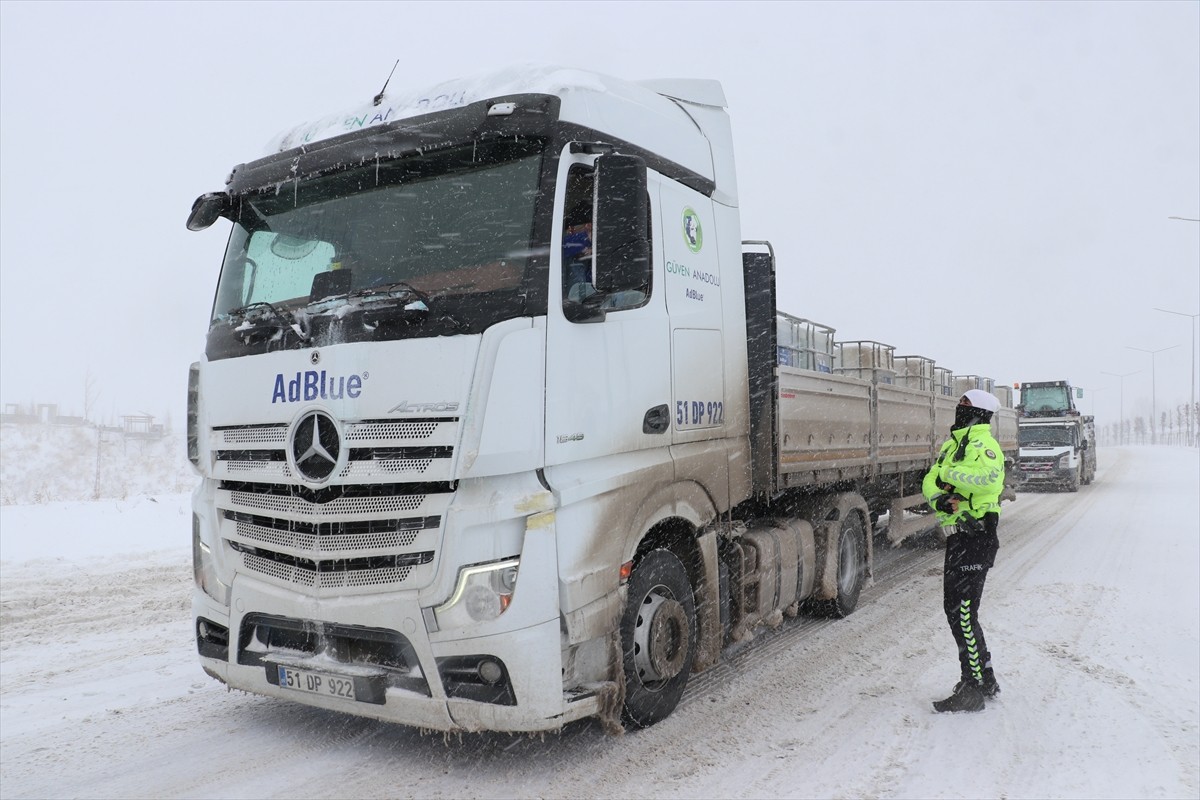  Erzurum'da olumsuz hava koşulları nedeniyle ulaşımda aksamalar yaşanıyor.