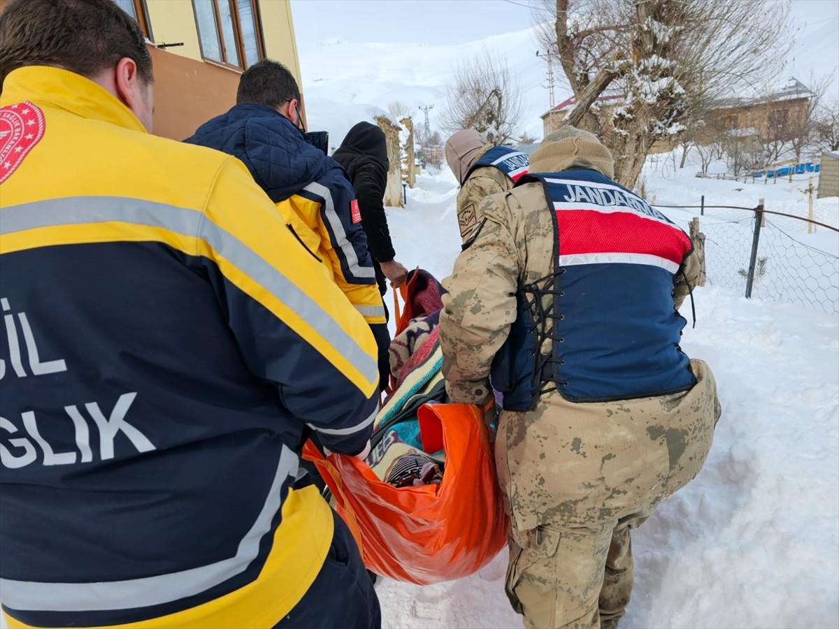 Erzurum'un Hınıs ilçesinde yolu kardan ulaşıma kapanan mahallede büyükbaş hayvanın tepmesi sonucu...