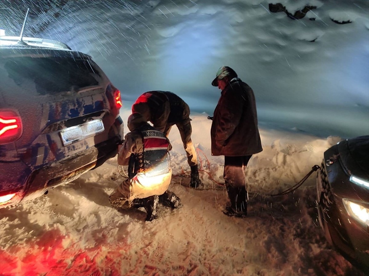 Erzurum'un İspir ilçesinde kar ve tipi nedeniyle köy yolunda aracıyla mahsur kalan kişi jandarma...