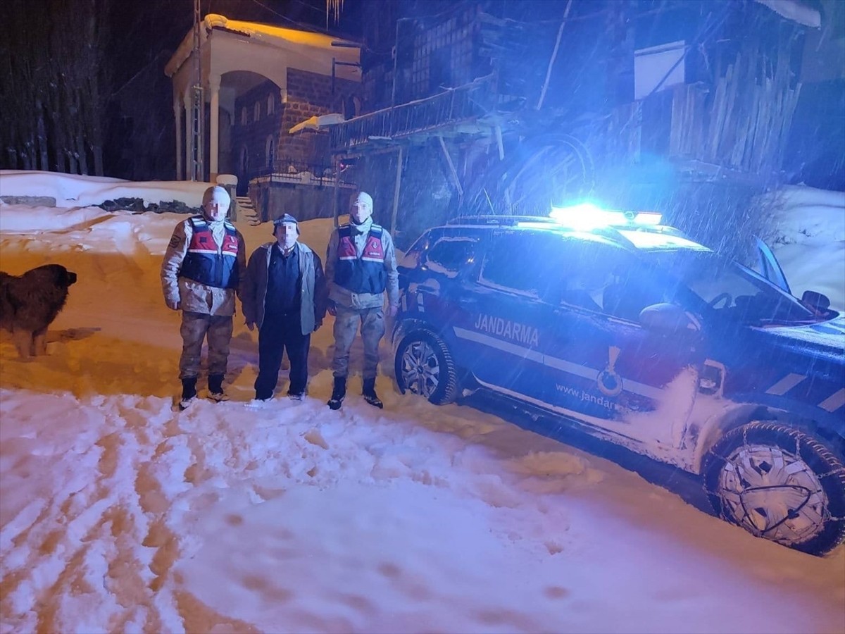 Erzurum'un İspir ilçesinde kar ve tipi nedeniyle köy yolunda aracıyla mahsur kalan kişi jandarma...