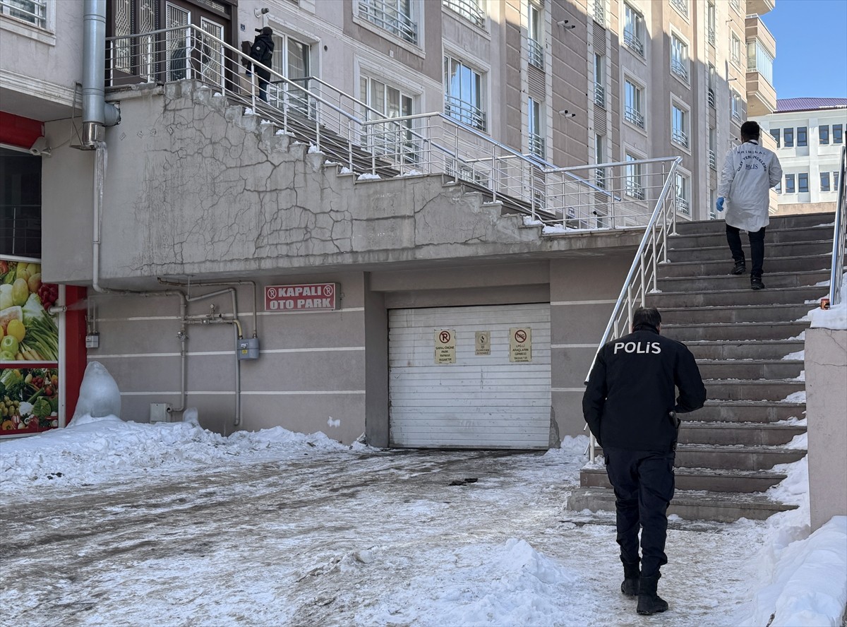 Erzurum'un Palandöken ilçesinde bir apartman dairesinde çıkan yangında 3 kişi dumandan etkilendi....