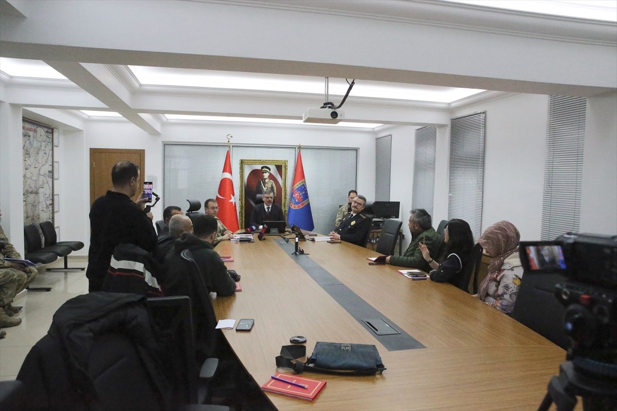 Erzurum Valisi Mustafa Çiftçi (ortada), İl Jandarma Komutanı Tuğgeneral Engin Avcı (solda) ve İl...