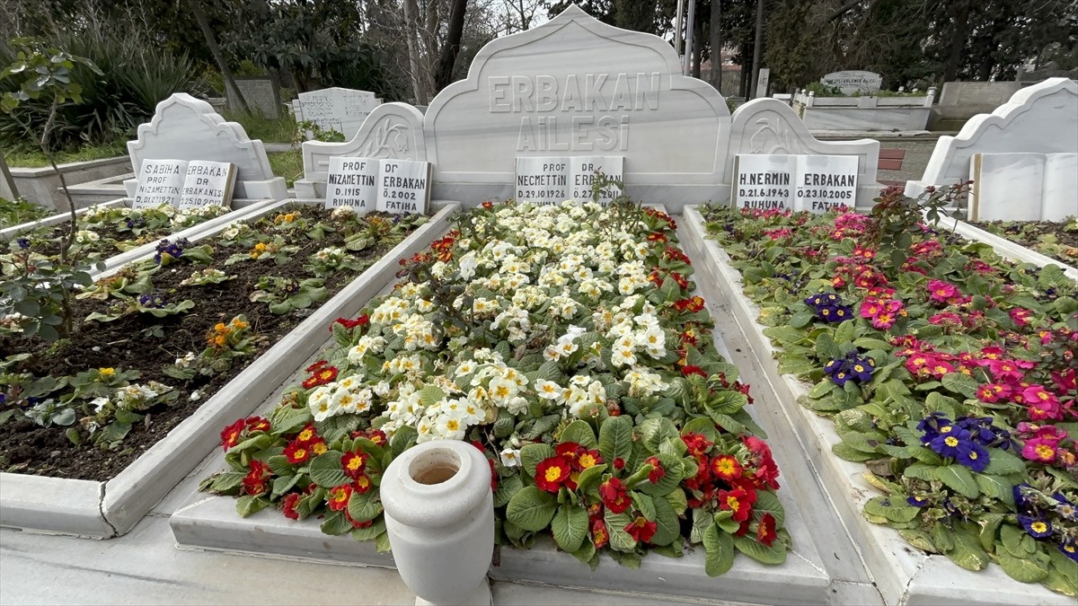 Eski başbakanlardan Necmettin Erbakan, vefatının 14. yılında kabri başında anılıyor. Erbakan'ın...