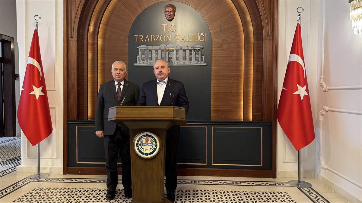 Eski TBMM Başkanı Mustafa Şentop (sağda), çeşitli programlara katılmak üzere geldiği Trabzon'da...
