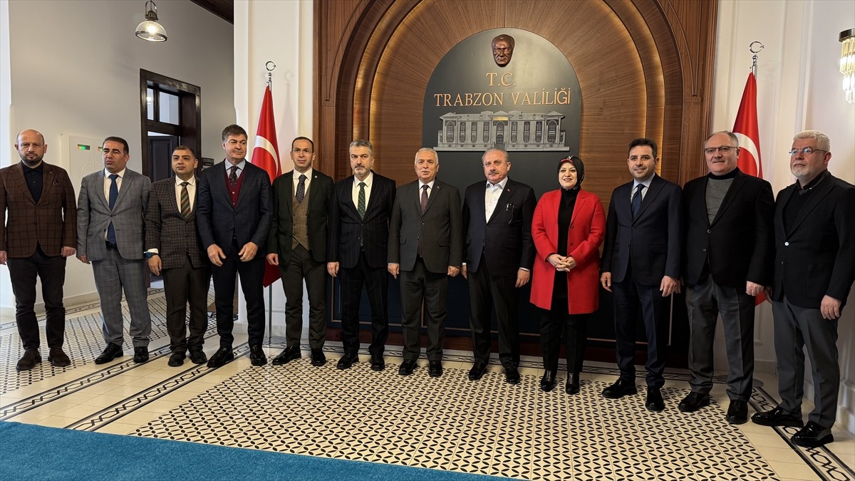 Eski TBMM Başkanı Mustafa Şentop (sağda), çeşitli programlara katılmak üzere geldiği Trabzon'da...