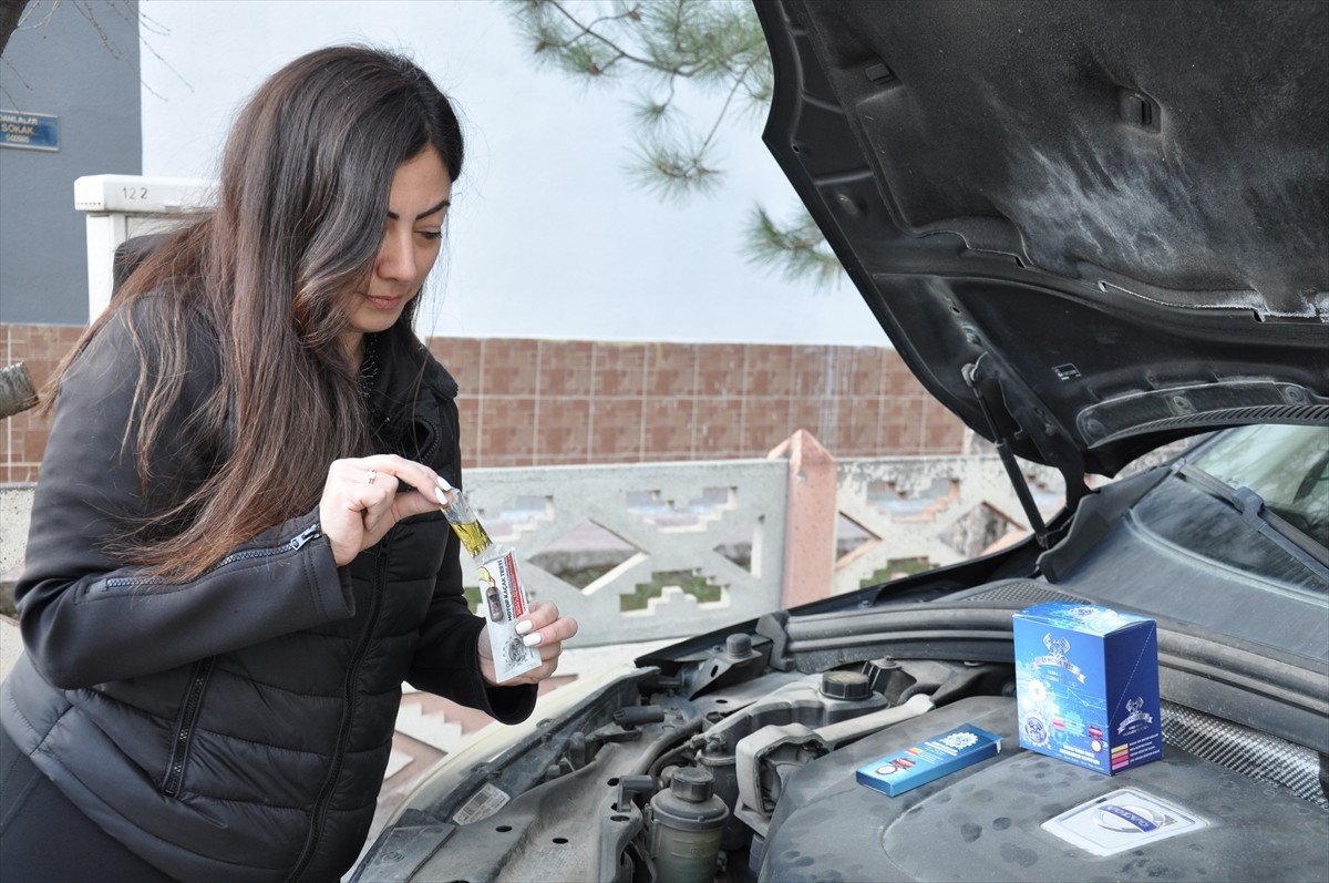 Eskişehir'de biyolog İlker Acar ve ekibi, satın aldıkları ikinci el otomobilin motor yanma odası...