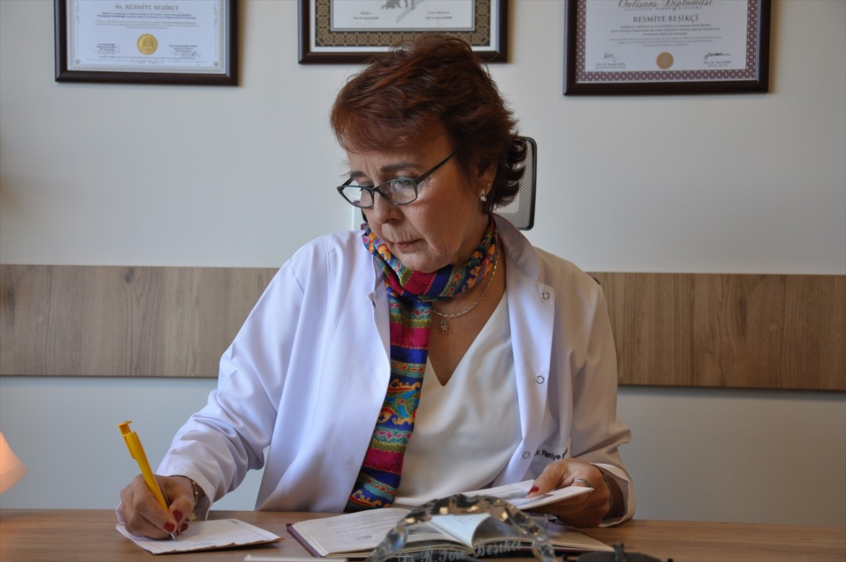 Eskişehir'de yaşayan çocuk kardiyoloji uzmanı Dr. Resmiye Töre Beşikçi, memleketi Mahmudiye ilçesi...