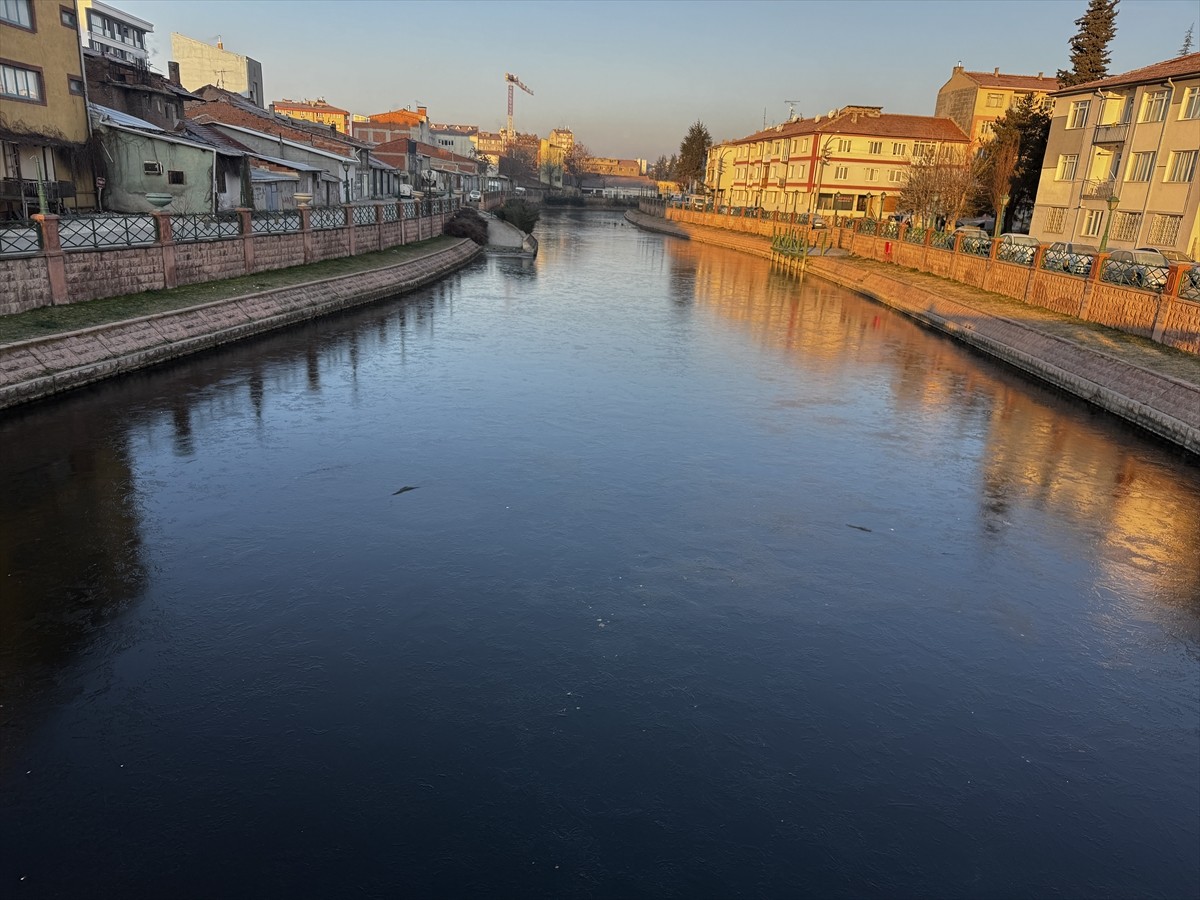 Eskişehir kent merkezinden geçen Porsuk Çayı'nın yüzeyi soğuk hava nedeniyle buz tuttu. Kentte...