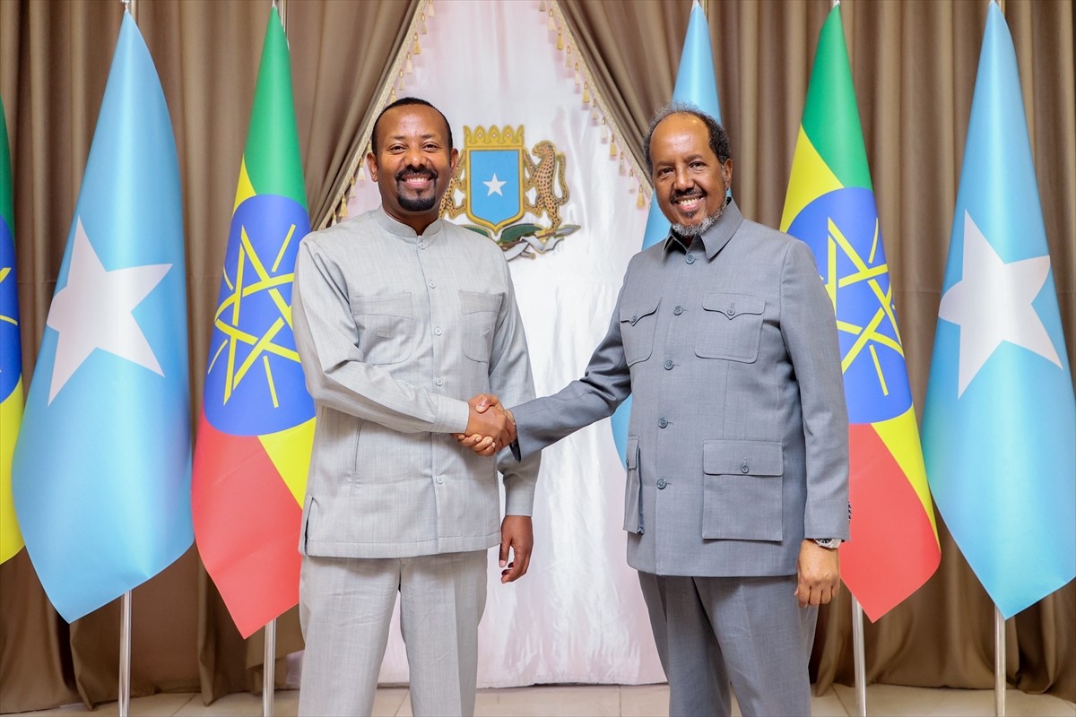 Etiyopya Başbakanı Abiy Ahmed (solda), resmi ziyaret için bulunduğu Somali'nin başkenti...