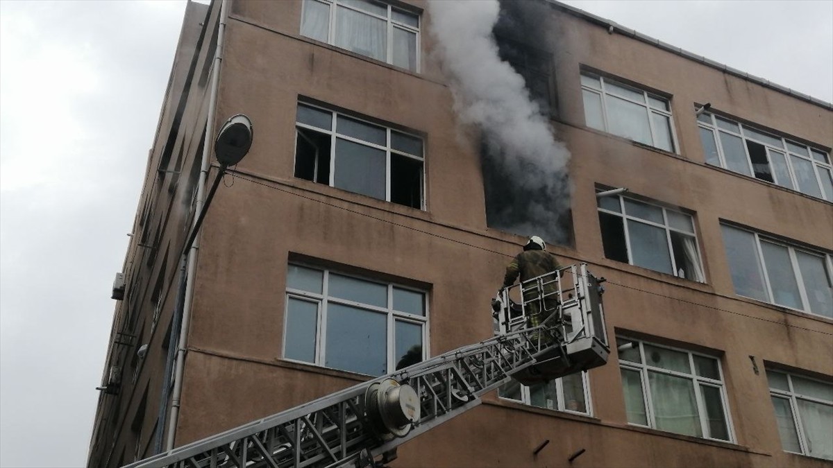 Fatih'te bir apartman dairesinde çıkan yangın itfaiye ekiplerince söndürüldü, mahsur kalan bir...