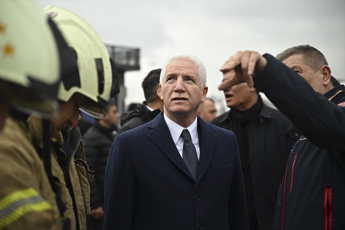 Fatih'te restoran olarak hizmet veren 5 katlı binada çıkan yangın, itfaiye ekiplerince söndürüldü....
