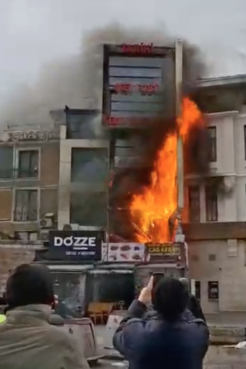 Fatih'te, restoran olarak hizmet veren binada çıkıp yan taraftaki yapılara sıçrayan yangın itfaiye...