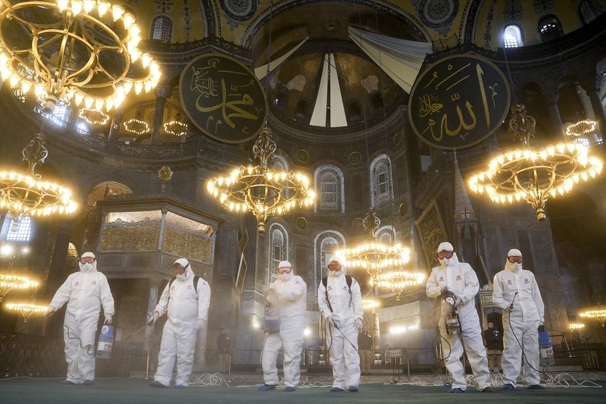 Fatih Belediyesi ekipleri, ramazana günler kala Ayasofya-i Kebir Cami-i Şerifi'nde temizlik ve...