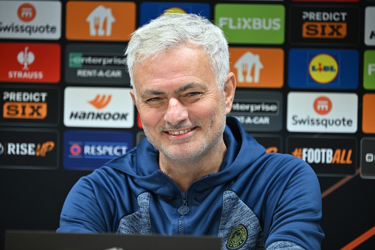 Fenerbahçe Teknik Direktörü Jose Morinho (fotoğrafta) ve oyuncu Sebastian Szymanski, UEFA Avrupa...