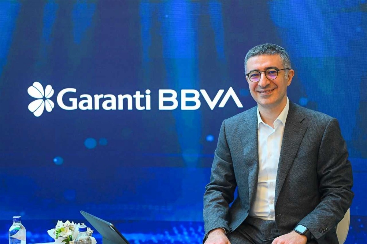 Garanti BBVA Genel Müdürü Mahmut Akten (sağda), küresel ve Türkiye ekonomisindeki son gelişmelerle...