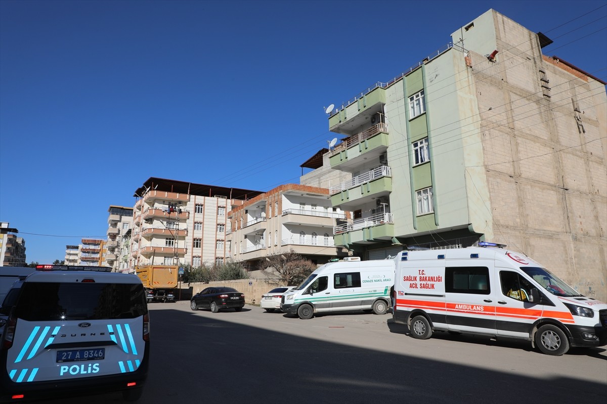 Gaziantep'in Nizip ilçesinde bir kişi, eski karısını bıçaklayarak öldürdü. Olay yerine sağlık...