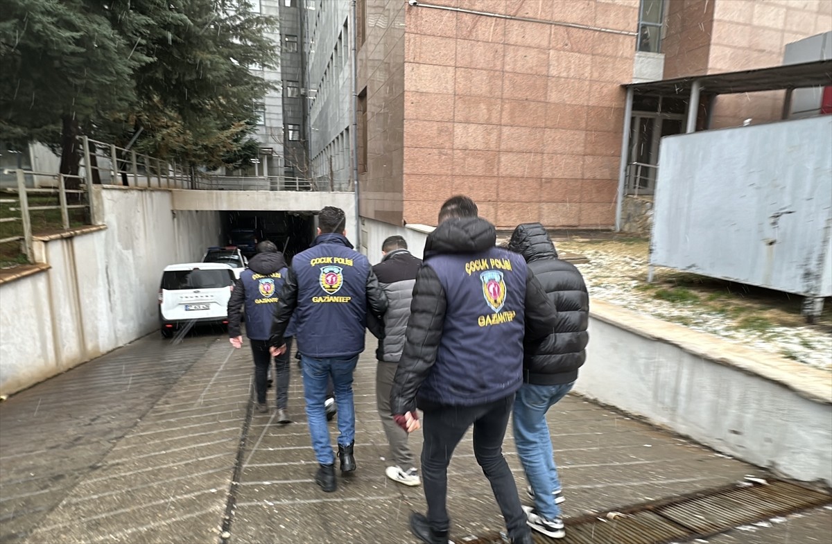 Gaziantep'te bir gencin bıçakla öldürülmesine ilişkin gözaltına alınan 5 şüpheliden 2'si...