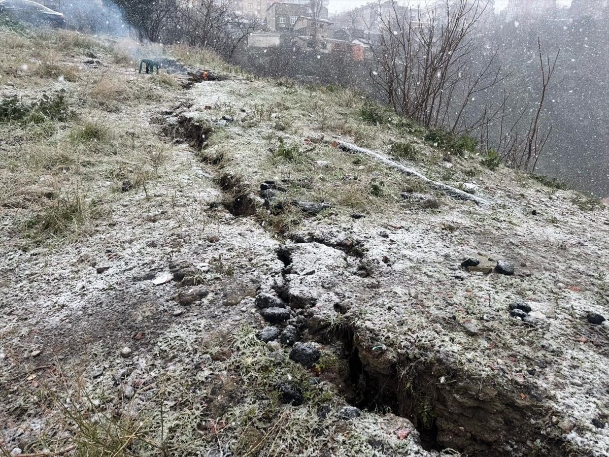 Gaziosmanpaşa Yıldıztabya Mahallesi Taşocağı Dikyol Sokak'ta toprak kayması meydana geldi. Bazı...