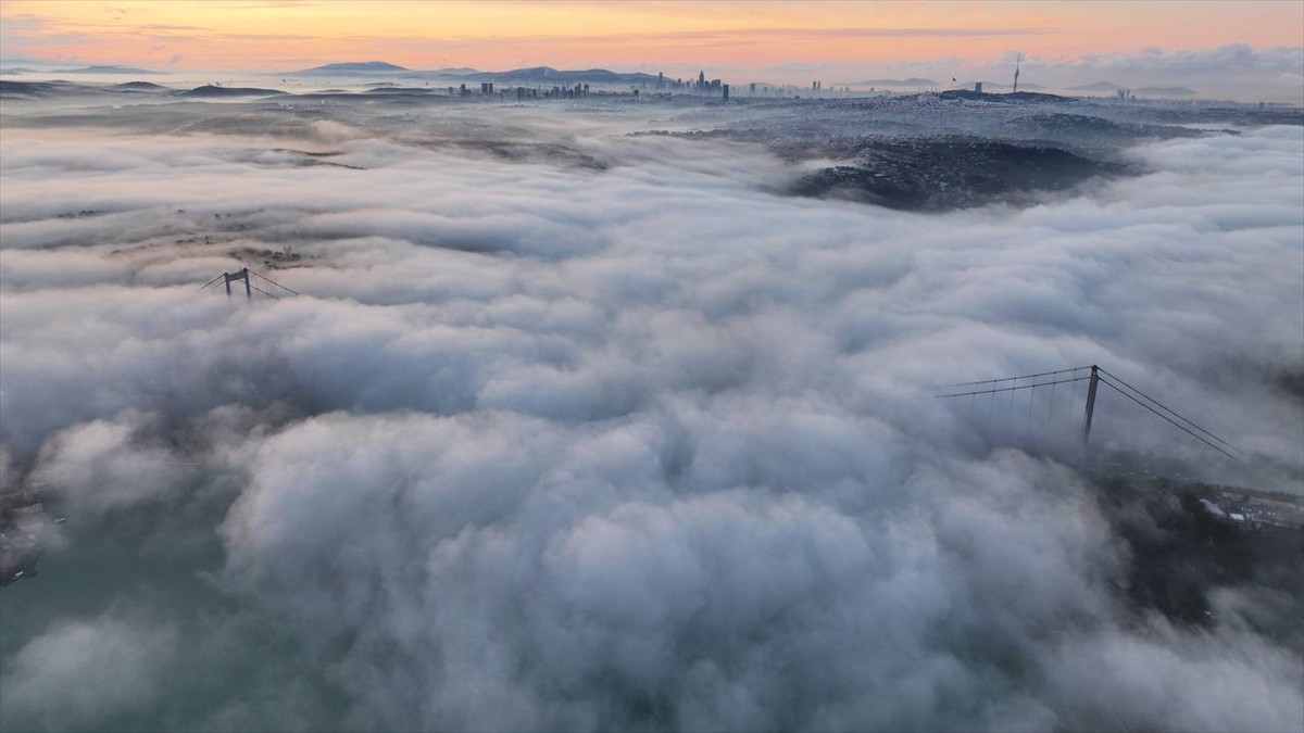 Gece saatlerinden itibaren etkili olan sis, İstanbul Boğazı ve çevresinde yoğunlaştı.