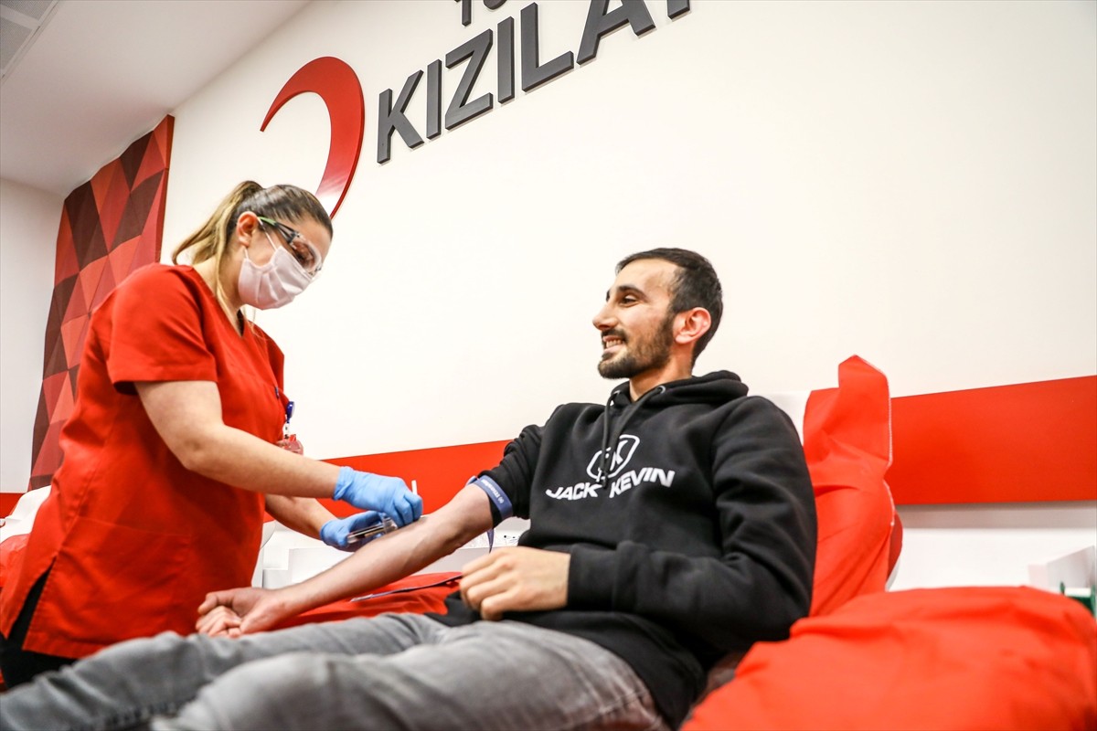 Geçen yıl Türkiye'nin kan ihtiyacının yüzde 97'sini karşılayan Türk Kızılay, 2025'te 3 milyon...
