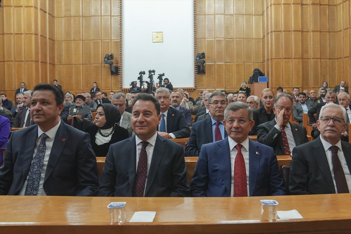 Gelecek Partisi Genel Başkanı Ahmet Davutoğlu (sağ 2), Saadet Partisi Genel Başkanı Mahmut Arıkan...