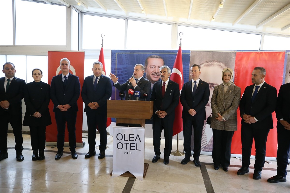 Gençlik ve Spor Bakanı Osman Aşkın Bak, Kilis'te bir otelde düzenlenen basın toplantısında 6 Şubat...