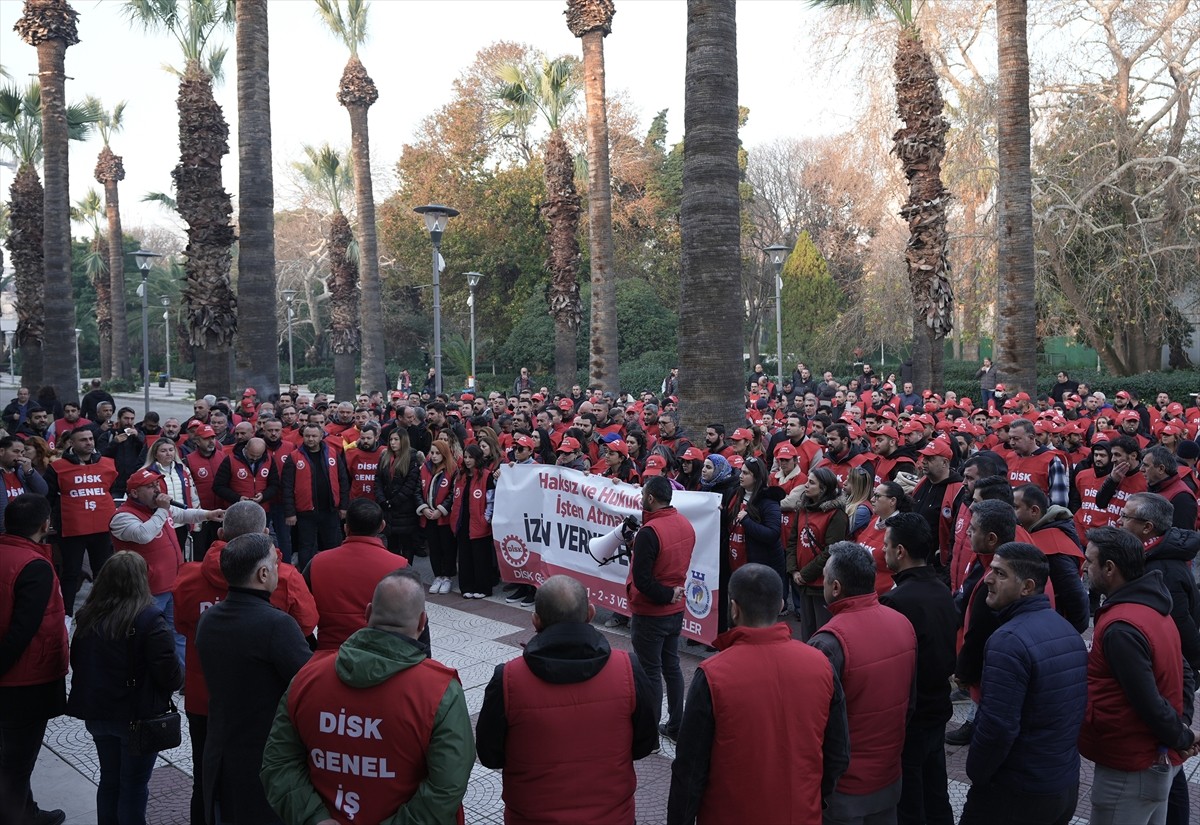 Genel-İş Sendikası İzmir şubeleri, İzmir Büyükşehir Belediyesinde ücretsiz izne çıkarılan 158...