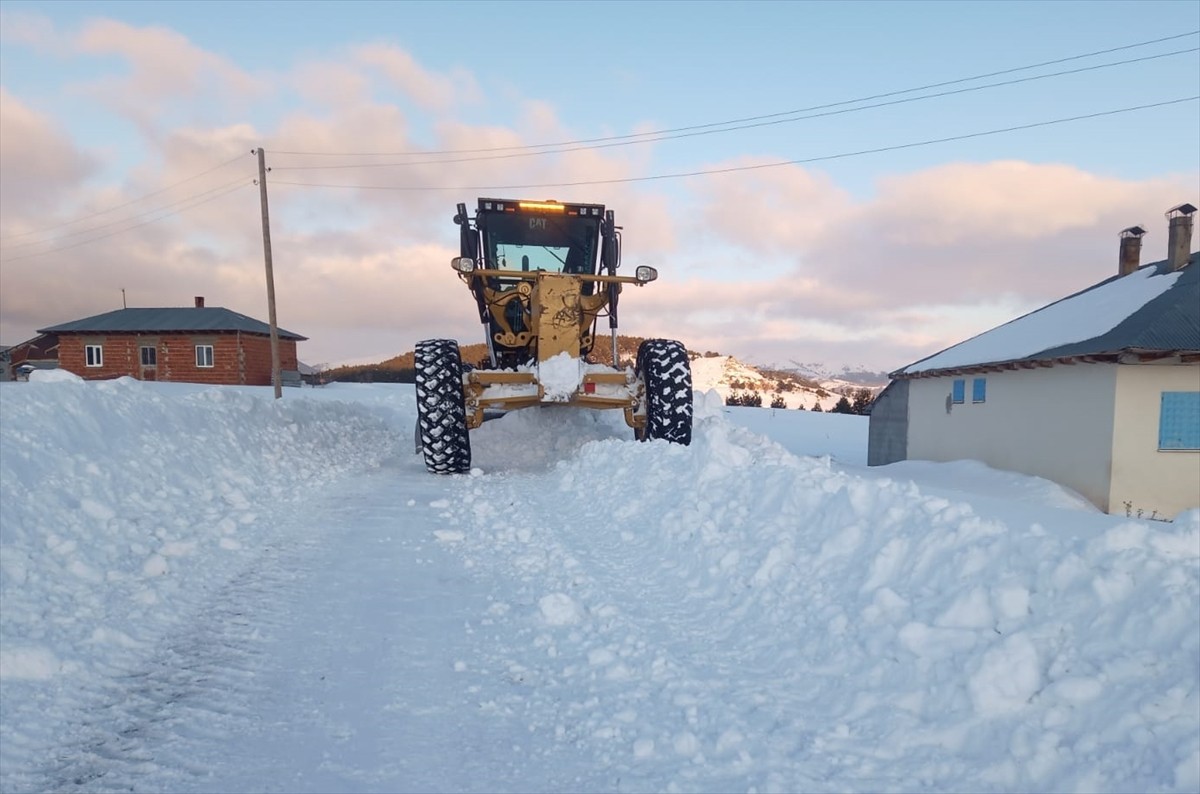 Giresun'da kar nedeniyle ulaşıma kapanan 23 köy yolunun açılması için İl Özel İdaresi ekiplerince...