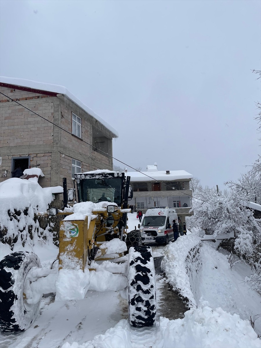 Giresun'da, kar yağışı nedeniyle yolu kapanan köyde mahsur kalan bir hasta İl Özel İdaresi...