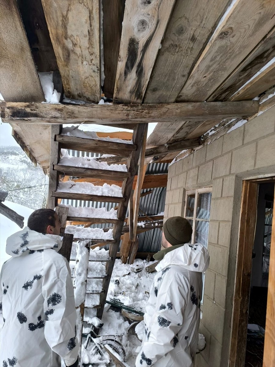 Gürcistan'da yoğun kar yağışı Guria ve Acara bölgelerinde hayatı olumsuz etkiledi. Guria'da yoğun...