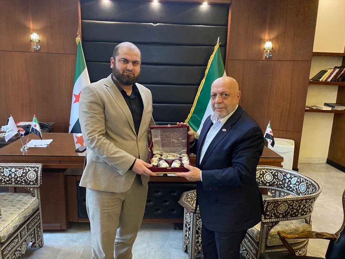 HAK-İŞ Genel Başkanı Mahmut Arslan (sağda), 19-20 Şubat tarihlerinde Suriye'nin başkenti Şam'ı...