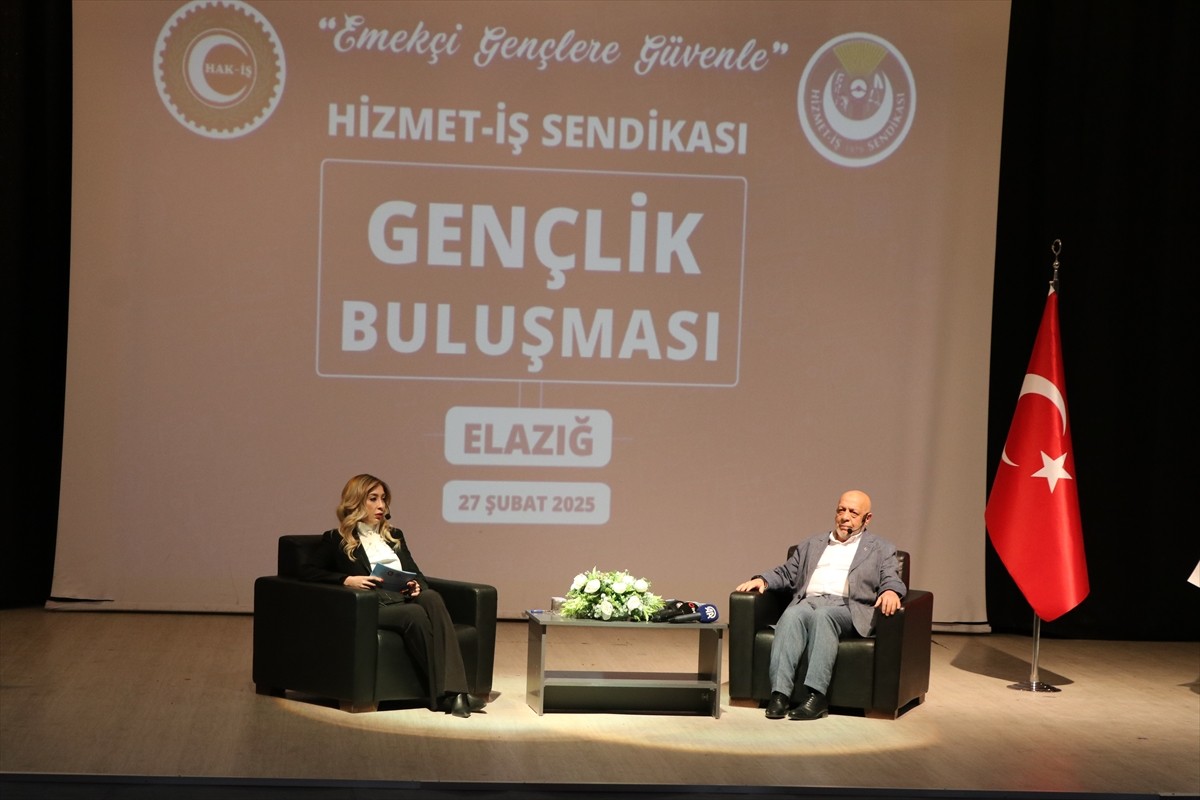 HAK-İŞ Genel Başkanı Mahmut Arslan (sol2), Elazığ Belediyesi Bünyamin Eroğlu Kültür Merkezi'nde...