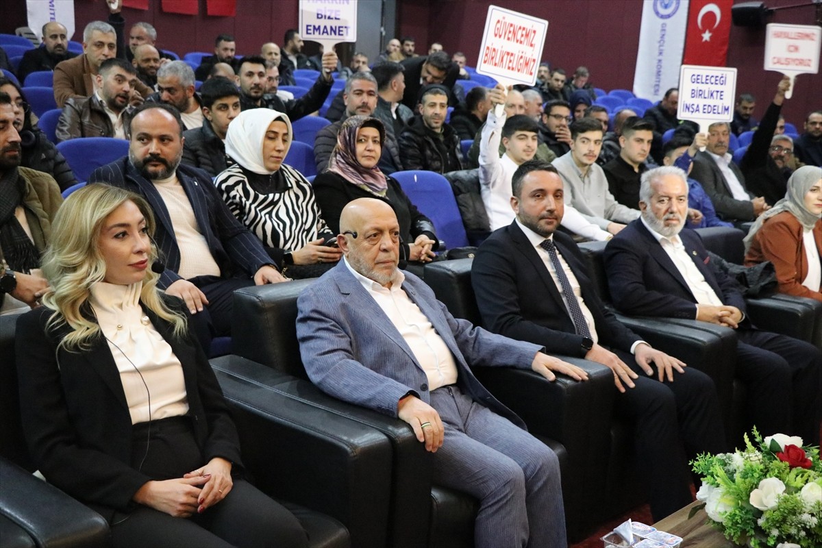 HAK-İŞ Genel Başkanı Mahmut Arslan (sol2), Elazığ Belediyesi Bünyamin Eroğlu Kültür Merkezi'nde...