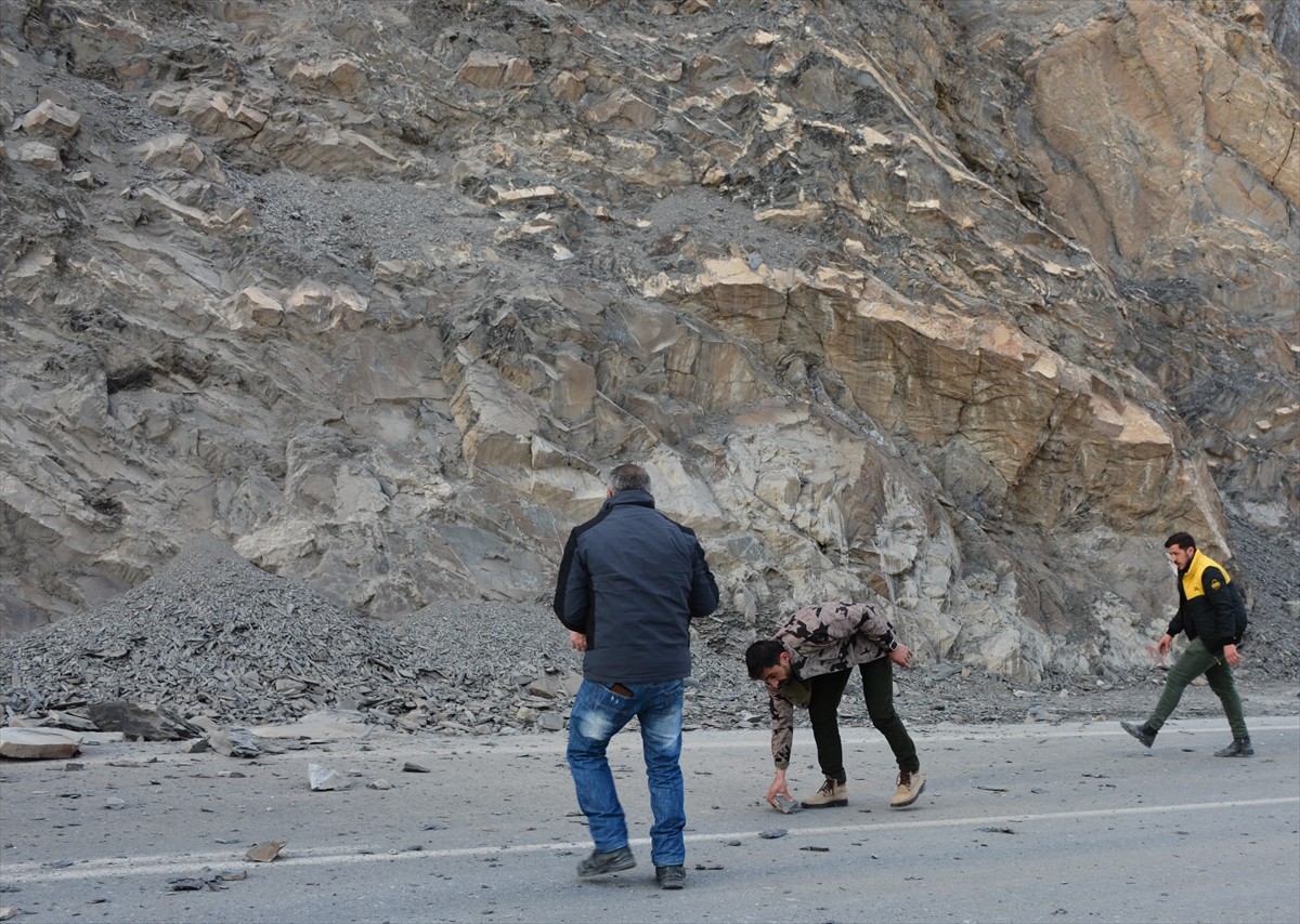Hakkari'de dağdan kopan kayanın isabet ettiği otomobil hasar gördü.