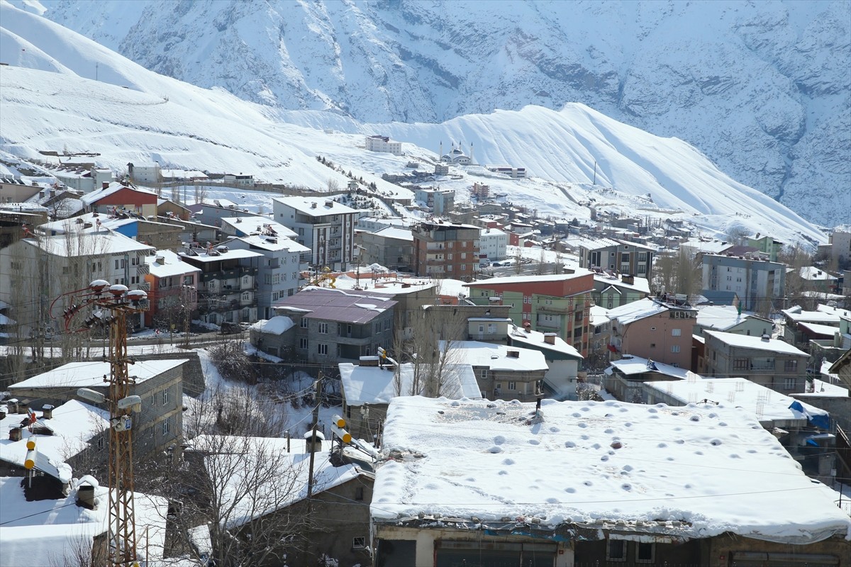 Hakkari'de kar yağışının ardından soğuk hava etkili oldu. Soğuk havanın etkisiyle yollarda...